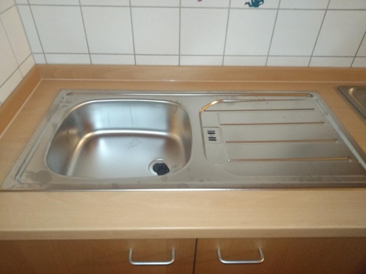 20. In dem Studentenhaus, in dem ich wohne, haben sie die Küche renoviert, aber sie haben vergessen, den Wasserhahn zu installieren!