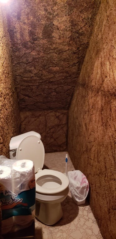 7. Les toilettes au sous-sol : très inconfortables, et même inquiétantes !