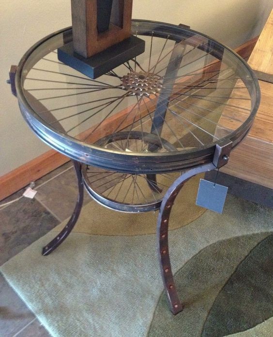 2. Anche questo tavolino da salotto è fatto con vari pezzi di ruote di bici