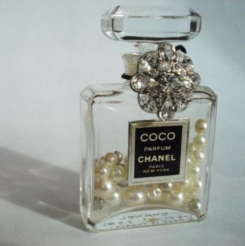 1. Una collana o bracciale di perle in ogni bottiglia: un modo diverso di custodire i propri gioielli