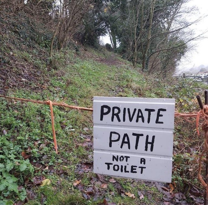 14. Esta es un camino privado, no un baño público al aire libre...