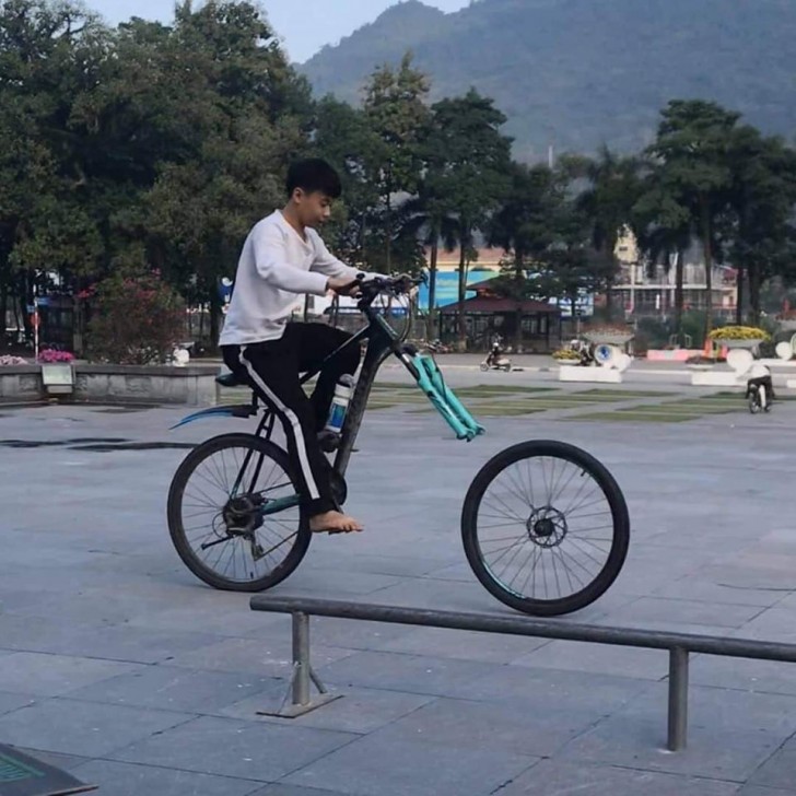 1. Não é uma ilusão de ótica, ele realmente perdeu a roda da bicicleta!