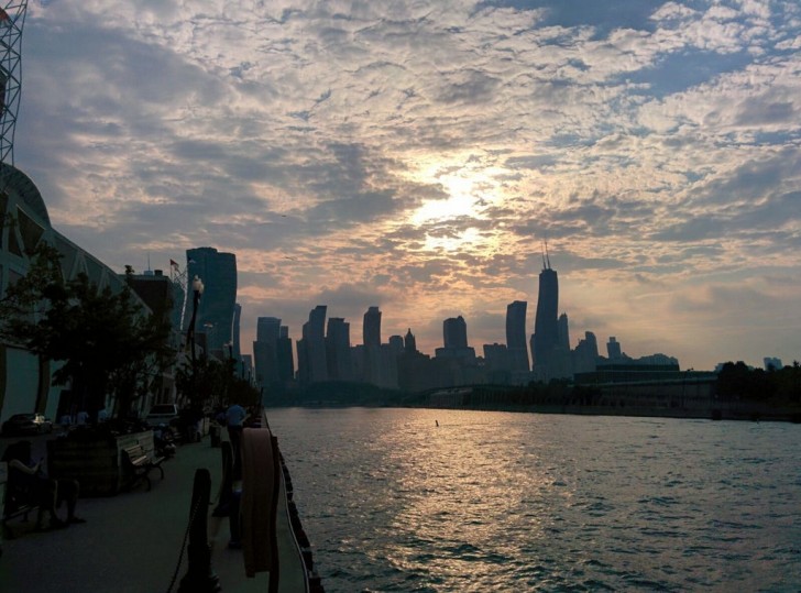 1. La foto mostra esattamente cosa accade se il tuo telefono cellulare vibra mentre cerchi di scattare una foto dello skyline di Chicago.