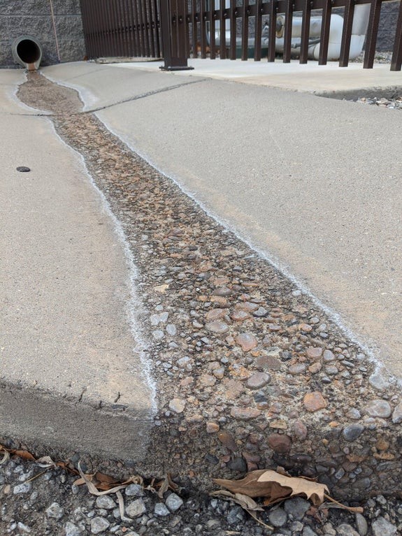 15. Ecco cosa accade quando l'acqua scorre per anni attraverso il cemento: lo strato superficiale del cemento è sparito.