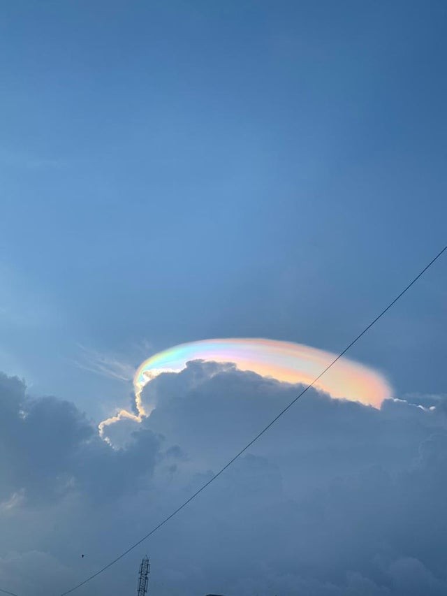 4. Regenbogenwolken sind sehr selten und diese hier wurde in Indien fotografiert: die Natur hört nie auf, uns zu verblüffen.