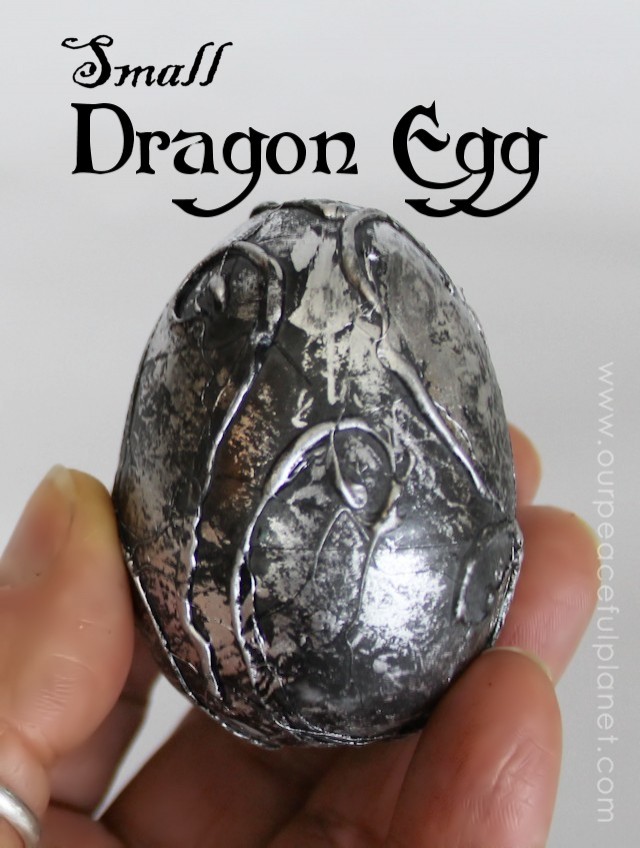 7. Trasformate un uovo di plastica in un uovo di drago, è un lavoretto divertente anche per i piccoli