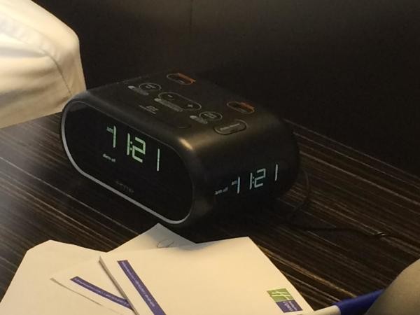 2. Questa sveglia ha un display frontale e un display laterale: non è più necessario spostare la sveglia per guardare l'ora.