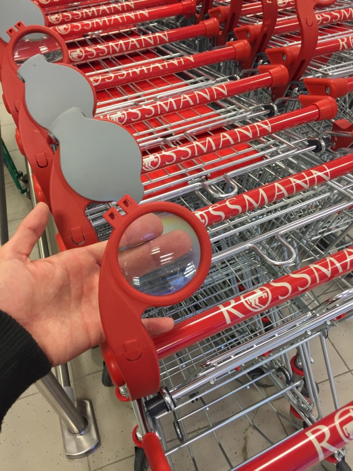 4. Questo supermercato ha sui carrelli delle lenti d'ingrandimento che aiutano le persone a leggere le etichette dei prodotti.
