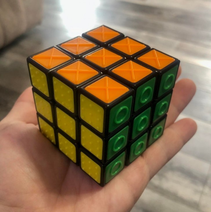 6. Ce Rubik's cube a été créé pour les non-voyants : il leur était auparavant impossible d'essayer de le résoudre, mais plus maintenant.