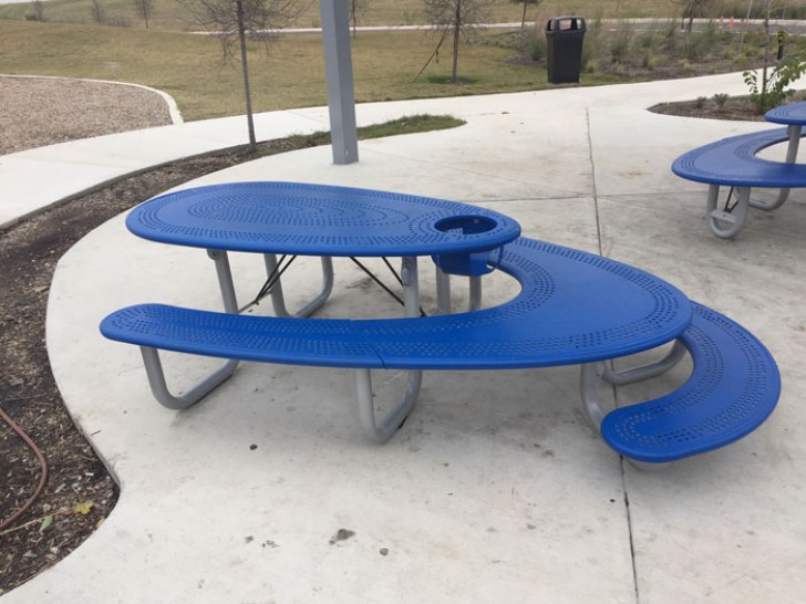 8. Deze picknicktafel is ontworpen voor iedereen: hij heeft zitplaatsen voor volwassenen, een kinderstoel en een tafel voor kinderen.
