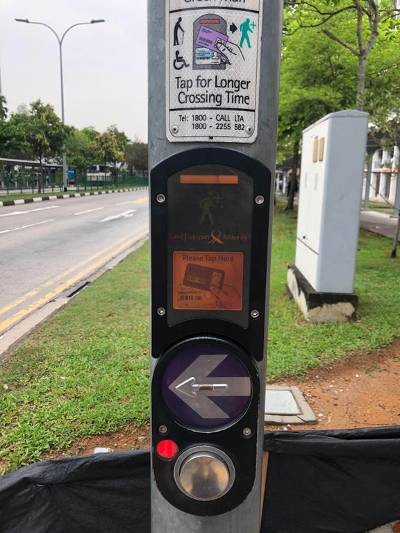 9. In Singapore krijgen ouderen of gehandicapten een kaart waarmee ze de straat kunnen oversteken met een langere countdown.