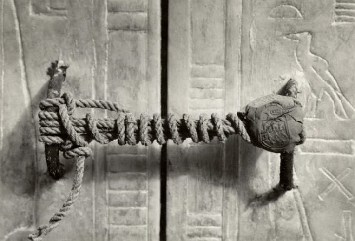 1. Cette photo montre le sceau encore intact sur la tombe de Toutankhamon.