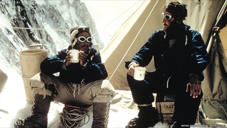 9. Tenzing Norgay et Edmund Hillary après avoir escaladé avec succès le mont Everest.

