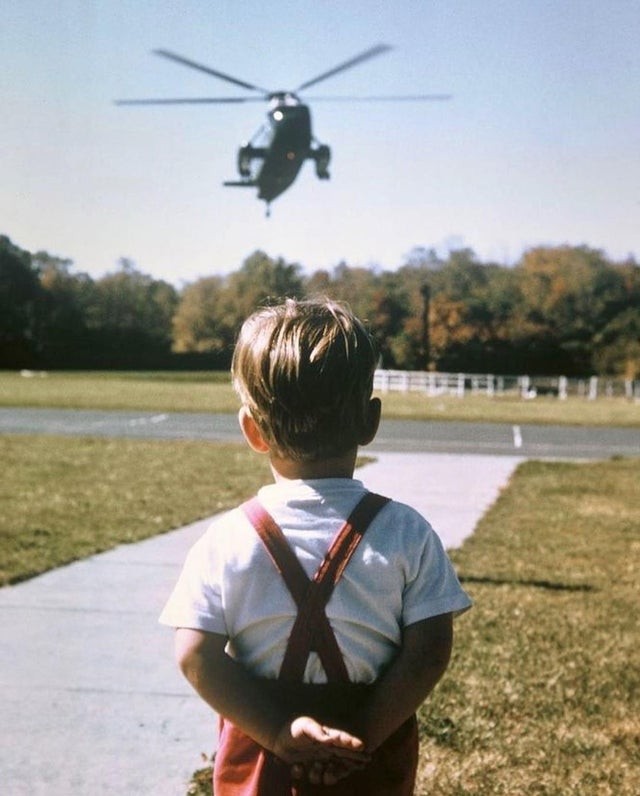 10. Octobre 1963 : le petit John F. Kennedy Jr. attend le retour de son père, le président John F. Kennedy.