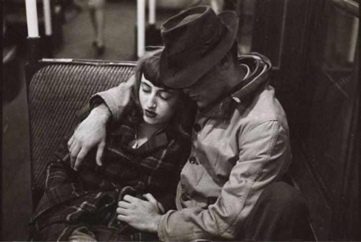 14. Nous sommes en 1946 et la photo montre un couple dans le métro.
