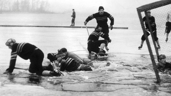 4. Un match de hockey en plein air en Suède en 1959.
