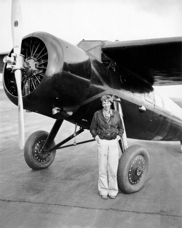 6. Amelia Earhart avec son avion à Wheeler Field, Hawaii, le 4 janvier 1935 : la première personne à voler en solitaire de Hawaii aux États-Unis.