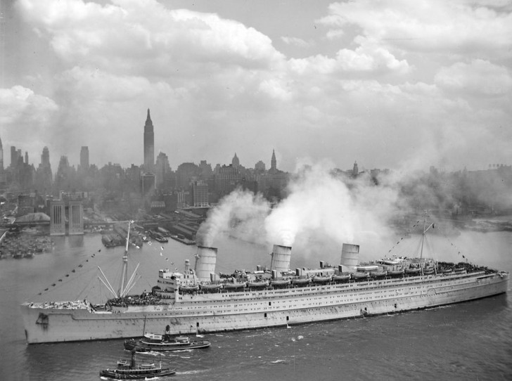 8. 1945 : le RMS Queen Mary arrive dans le port de New York avec à son bord des soldats américains de retour.