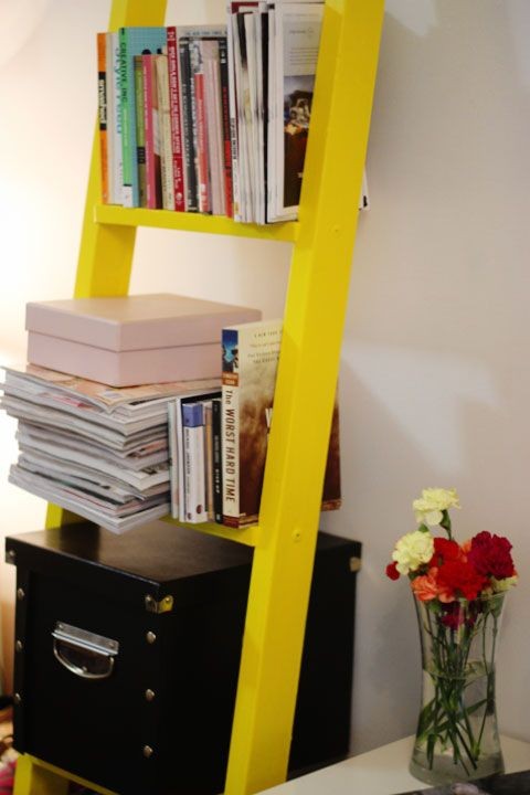 6. Ladders kunnen een pop-art boekenkast worden, je hoeft alleen maar een felle kleur te kiezen