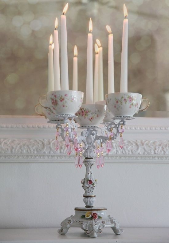 2. Le candele sono immancabili, meglio ancora se esposte in candelabri. Questo poi, fatto con una base antica e tazzine da tè vintage è perfetto
