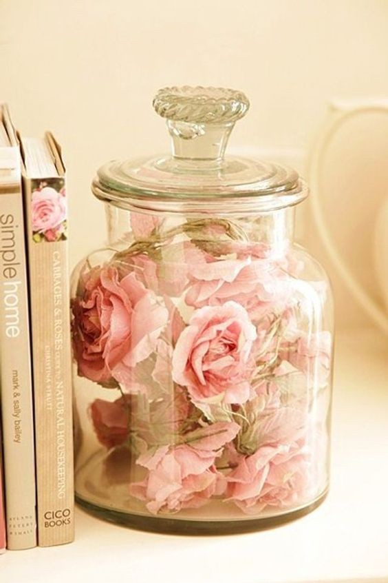9. Un'altra adorabile maniera di esporre fiori, specialmente finti o essiccati, sono i barattoli di vetro ( e potreste aggiungere anche perle o fili di luci)