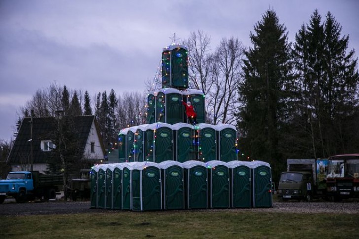 16. Eh bien oui : il s'agit bien d'une pile de toilettes chimiques disposées et décorées comme si c'était un arbre de Noël !