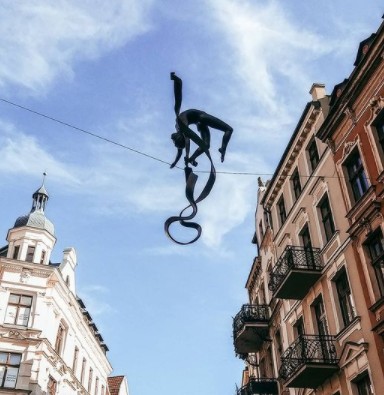8. Quest'opera, che raffigura una ginnasta sospesa in aria, è solo una delle bellissime opere che sfidano le leggi della fisica dell'artista Jerzy Kedziora.