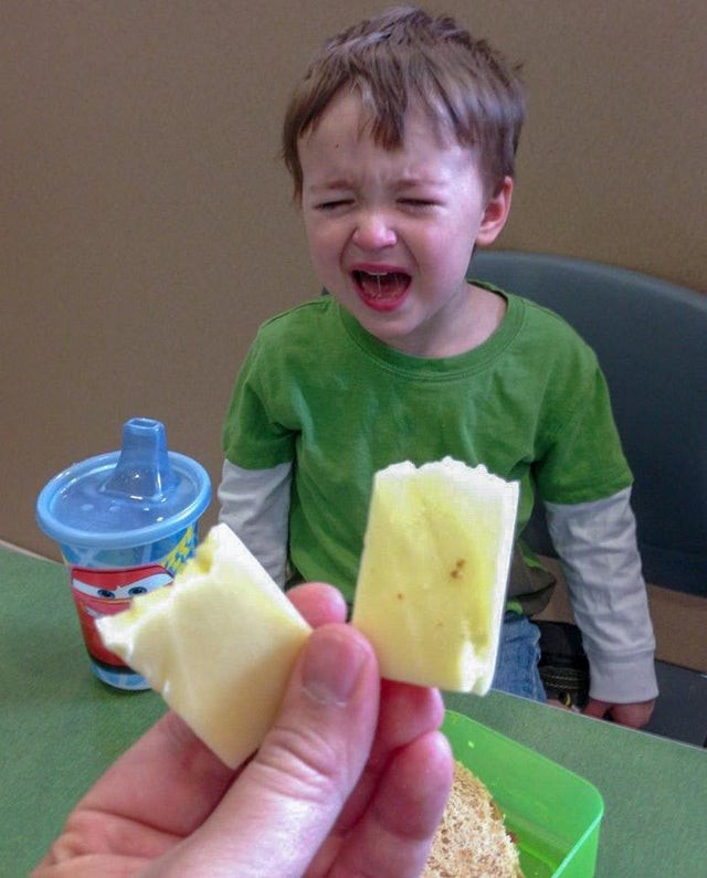 Piange perché il suo pezzo di formaggio l'ho spezzato in due: che esagerato!