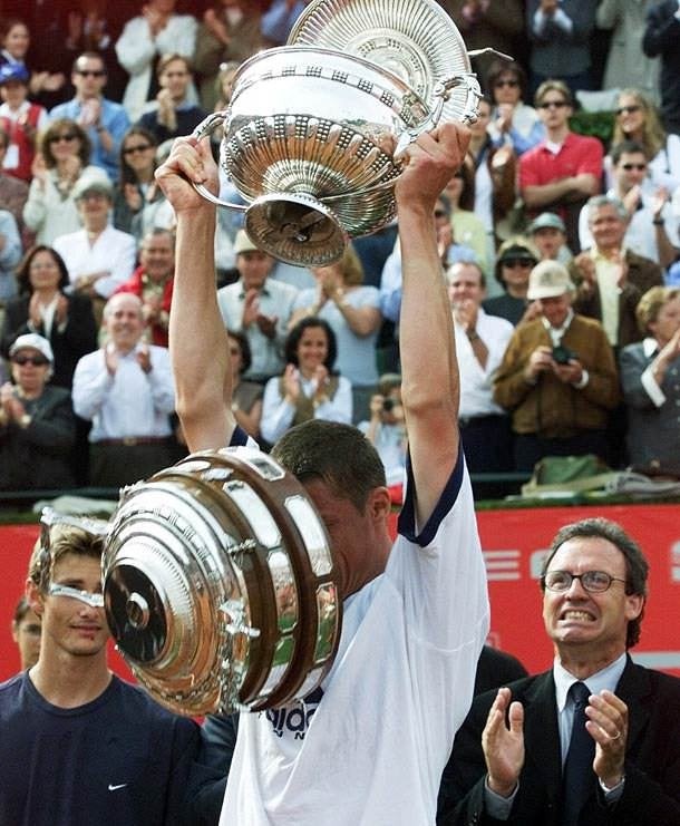 Marat Safin höjer sin trofé som hann vann i tennis...OOPS!