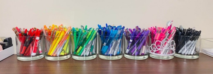 17. Ho una "piccola" passione per le penne colorate, e mi piace tenerle ordinate!