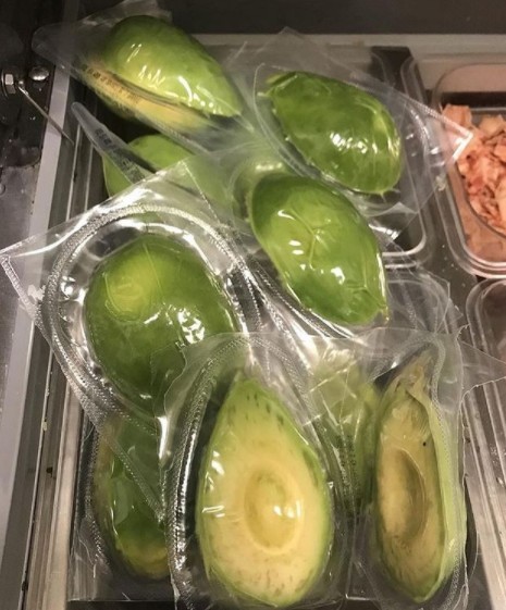17. Jede einzelne Avocado wurde geschält, des Kerns beraubt, halbiert und in Plastik verpackt. Wie faul!