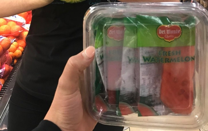 8. Chaque tranche de melon, pour éviter qu'elle ne se dégrade, a été emballée dans un sac et placée dans une boîte en plastique.
