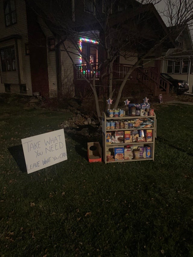 Meine Nachbarn haben vor ihrem Haus ein Festmahl aus essenziellen Gütern aufgestellt: Wer sie am meisten braucht, kann sie gratis nehmen!