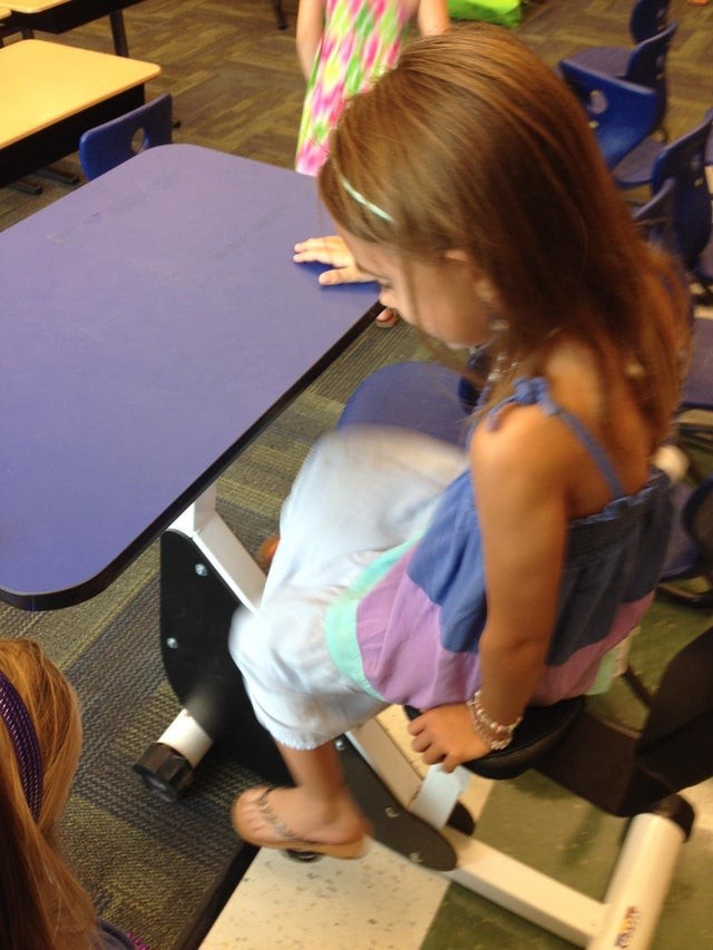 10. I banchi di quest'aula hanno dei pedali, così i bambini possono fare movimento mentre studiano o ascoltano gli insegnanti.