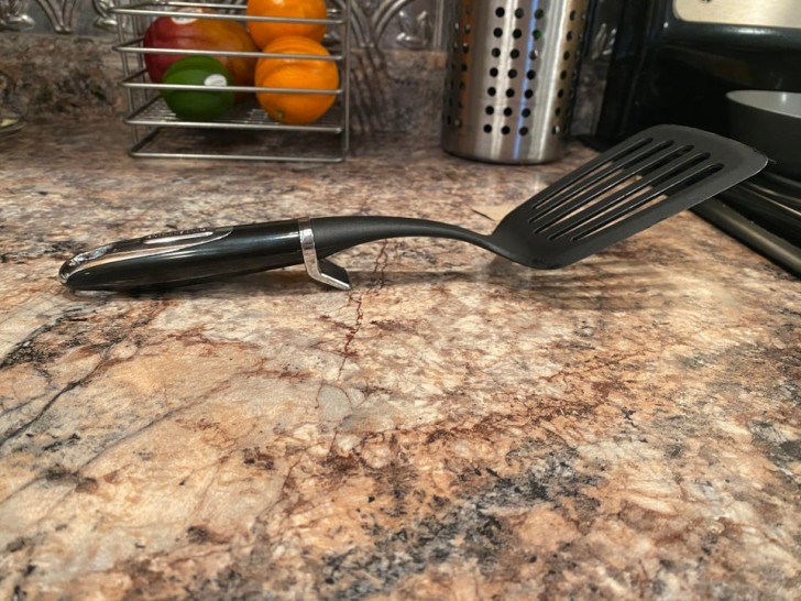 16. Ce manche a un support qui permet à la spatule de ne pas toucher les surfaces : elle ne se salit pas et ne salit rien.