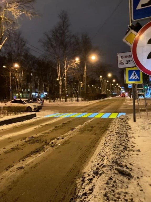 3. Le strisce pedonali sono illuminate su una strada invernale: un'ottima soluzione per rendere visibile la strada su cui attraversano i pedoni.