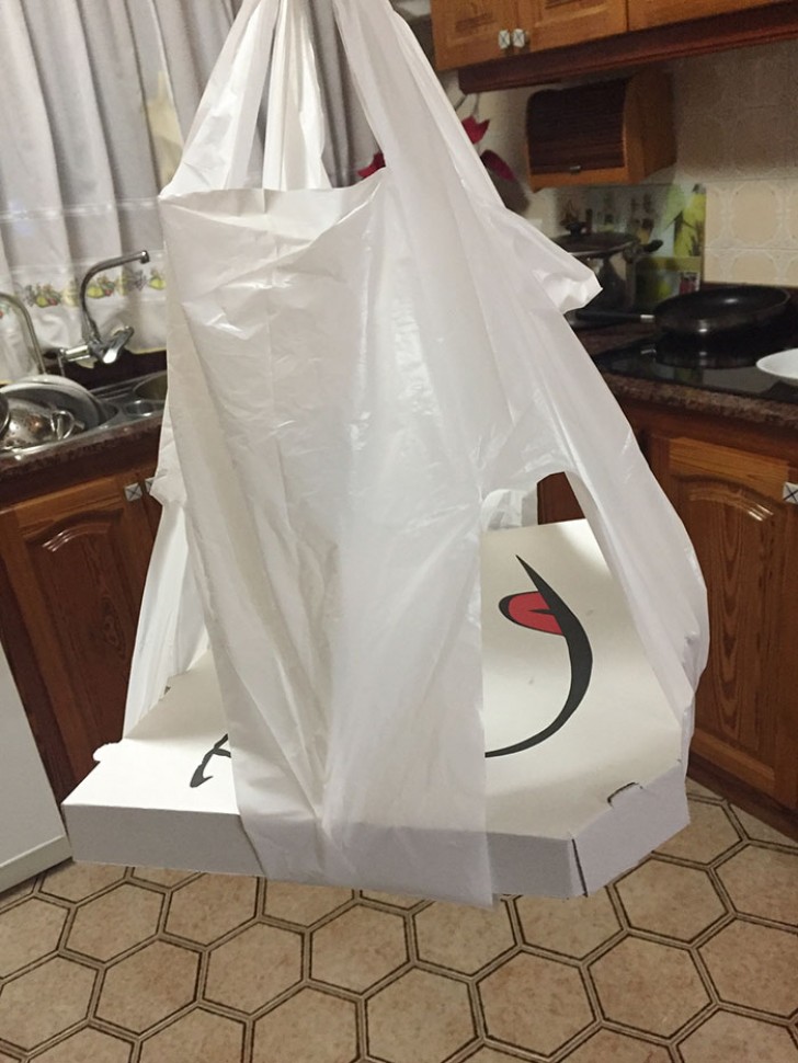 9. Ce sac en plastique, avec des ouvertures dans les coins, est conçu pour transporter les boîtes de pizza.
