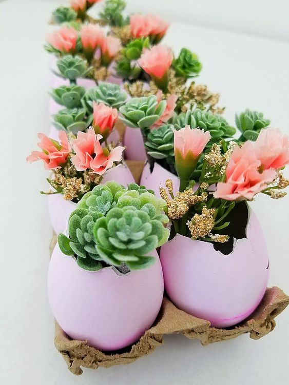 2. Oppure fioriere in miniatura per piante succulente o anche qualche fiore finto - un'idea perfetta per un centrotavola originale