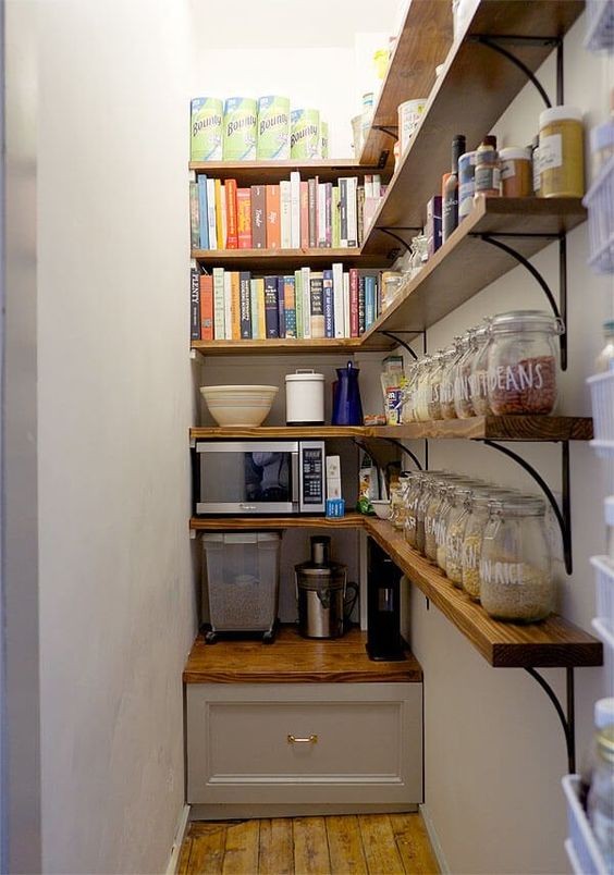 2. Se c'è una porzione di parete libera in prossimità degli angoli della stanza, mensole angolari come queste sono l'idea migliore per tutti i libri di cucina, i barattoli e le conserve (e magari anche il microonde!)
