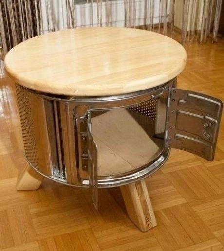 1. Un tavolino con il ripiano in legno (ma spesso anche in vetro), che nasconde un comodo scomparto in cui riporre di tutto