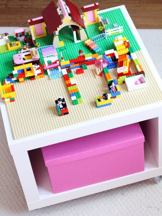 10. Per i modelli più basici può bastare anche installare un ripiano su cui giocare con i LEGO, ed ecco che la cameretta dei bimbi diventa più divertente