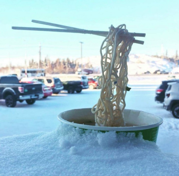 12. Perfino i noodles hanno subìto le conseguenze delle basse temperature. E ora come si pranza? Basterà un microonde?