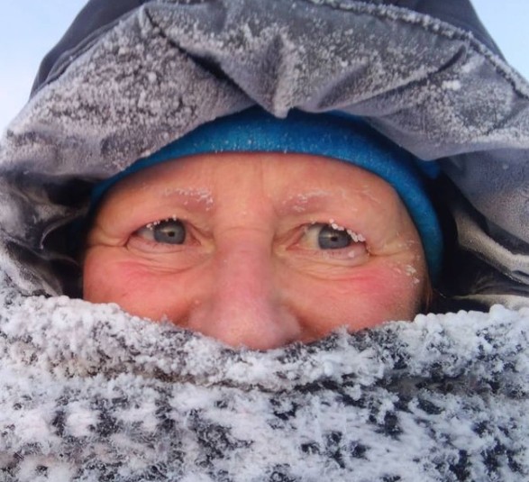 14. die Kälte gibt dieser Frau eine neue Wimperntusche, für einen eisigen Look mit dichten Wimpern. Frost kann faszinierend sein!
