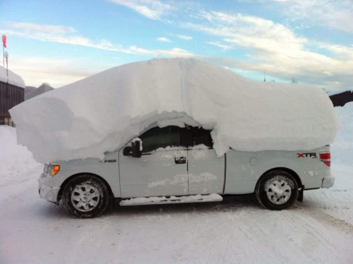 2. Quest'auto è completamente ricoperta da una spessa lastra di neve: mantenere le distanze di sicurezza diventa obbligatorio.
