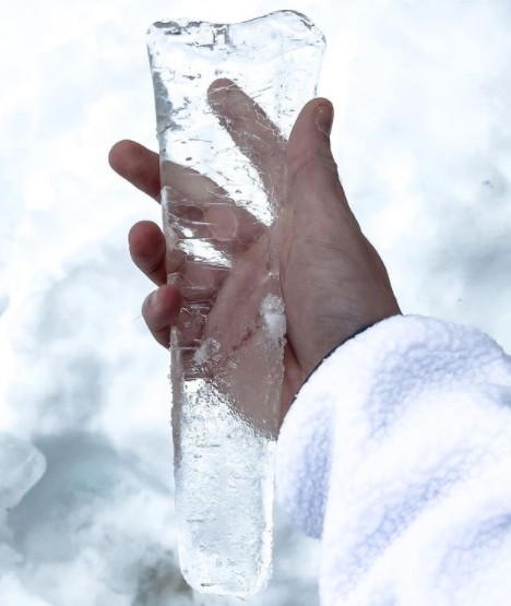4. Non sappiamo con che coraggio questa persona tenga in mano questo pezzo di ghiaccio super trasparente. Ci vuole decisamente coraggio!