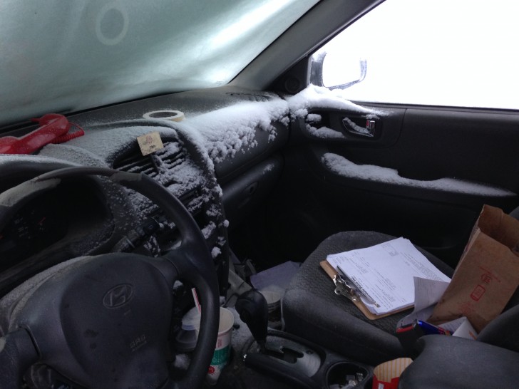 5. Wie ist der Schnee ins Innere des Autos gelangt? Sicherlich hat jemand die leicht heruntergelassenen Fenster vergessen.