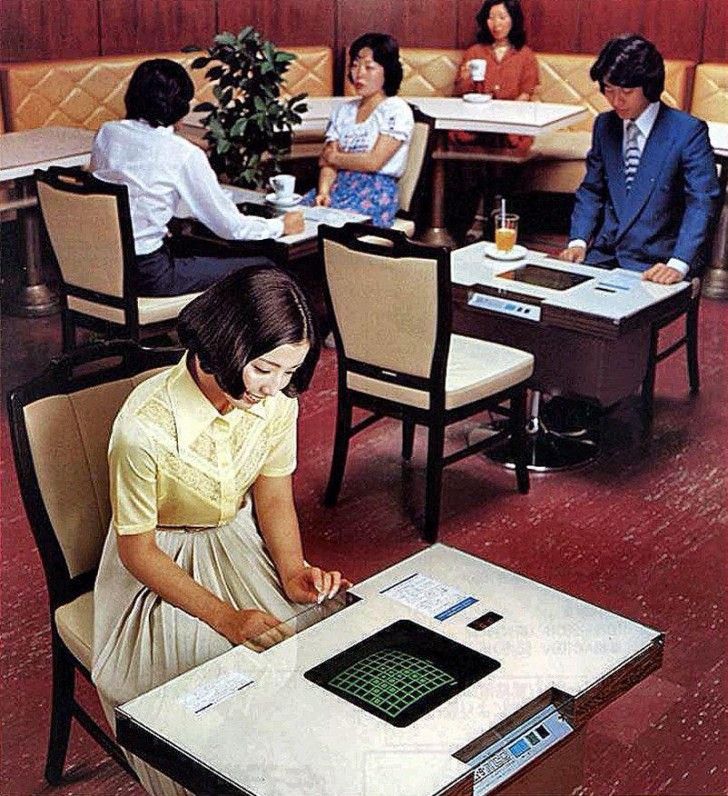 11. Cette photo a été prise en 1978 : il y avait déjà des cafés avec ordinateurs au Japon !
