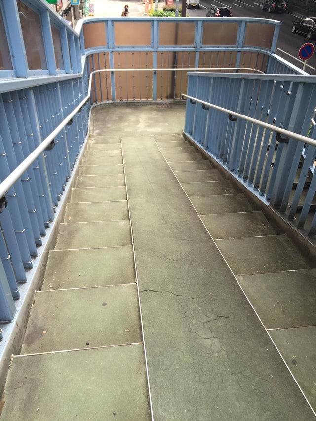 13. Queste rampe in mezzo alle scale consentono ai pedoni di salire e scendere con le biciclette in tutta comodità