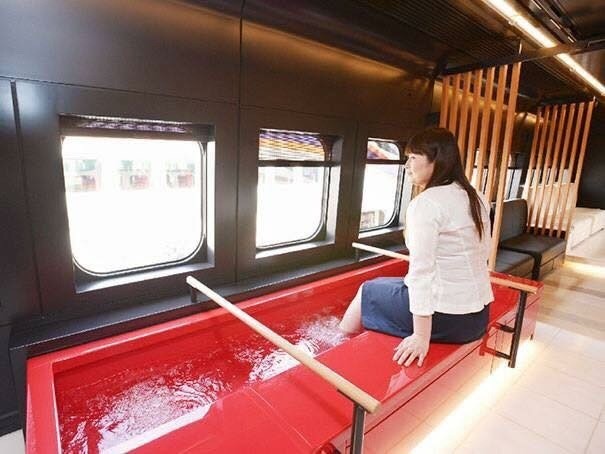 17. Une zone de bain de pieds dans le train ? Pourquoi pas, nous sommes au Japon...