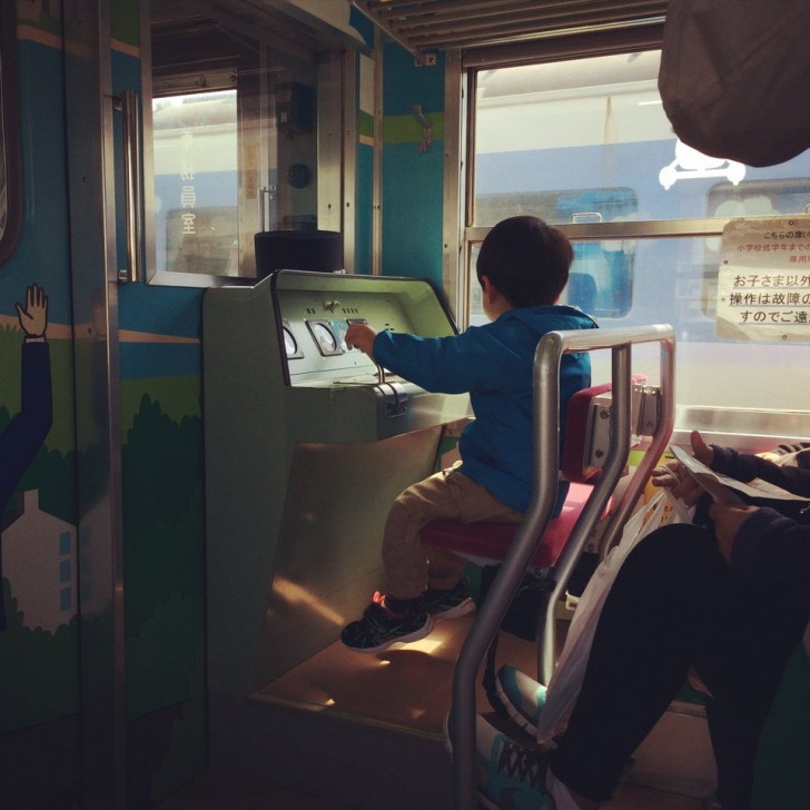 5. Dans ce train, il y a un coin où les enfants peuvent jouer en faisant semblant d'être des petits conducteurs de train !